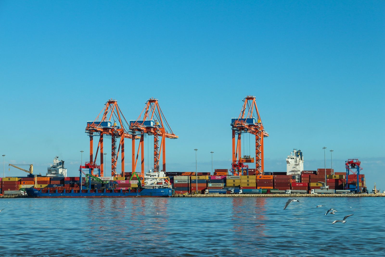 集装箱港口吊装出货场景